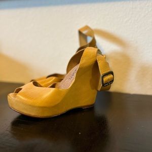 Sixtyseven wedge prep toe. Size 8